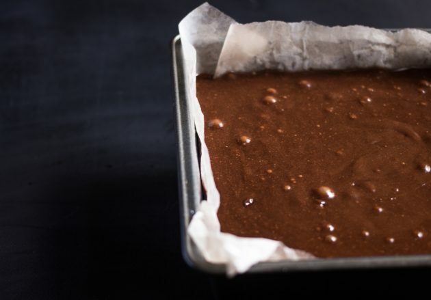 receita de brownie de chocolate: despeje a massa em uma forma