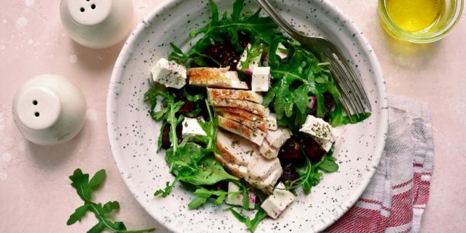 Salada com frango, queijo feta, beterraba e molho de mostarda e soja