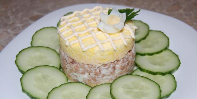 de fígado de bacalhau Salada com ovos e cebola