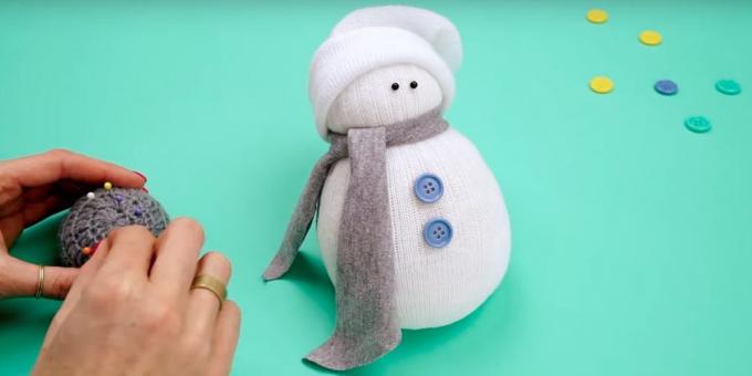 Boneco de neve com suas próprias mãos: botões adicionar e olhos