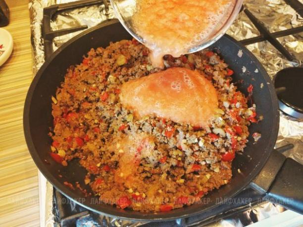 Sloppy Joe Burger: adicione pasta de tomate ao molho de carne quase pronto