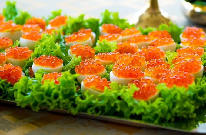 Ovos recheados com caviar vermelho 