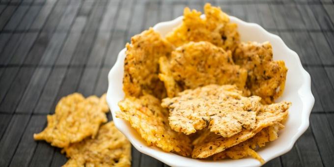 Chips de queijo com alho e pimenta caiena