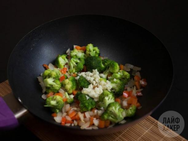 Como fazer arroz frito: pique vegetais