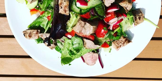 saladas dietéticos: Salada com carne e berinjela cozida