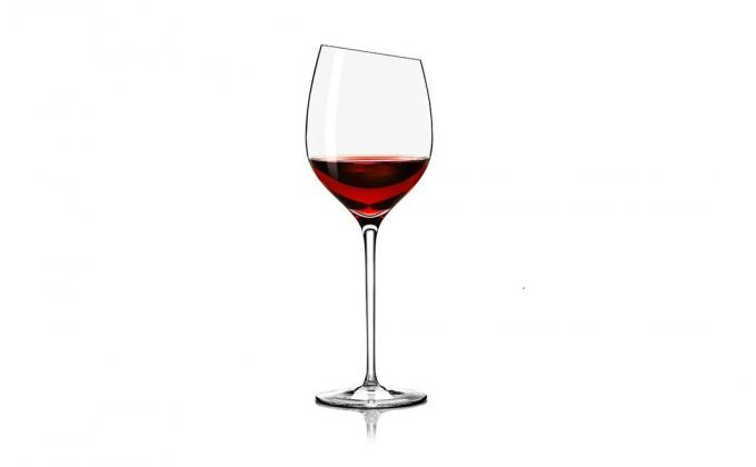 Um copo de vinho tinto Bordéus