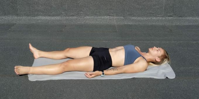 Exercícios simples de ioga: postura do cadáver
