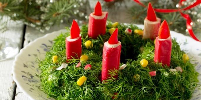 saladas de Natal: Salada com varas do caranguejo "guirlanda de Natal"