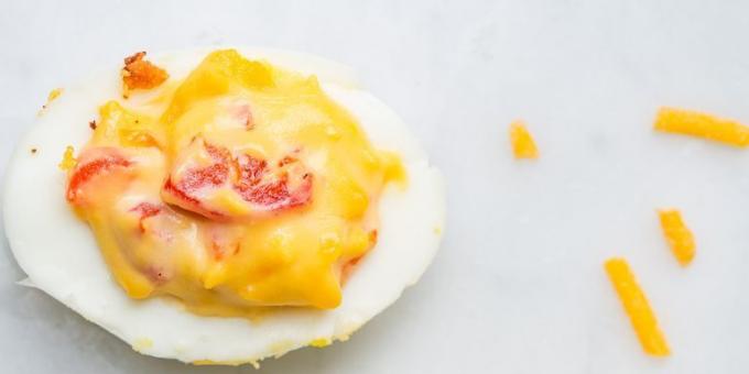 Ovos recheados com queijo e pimenta