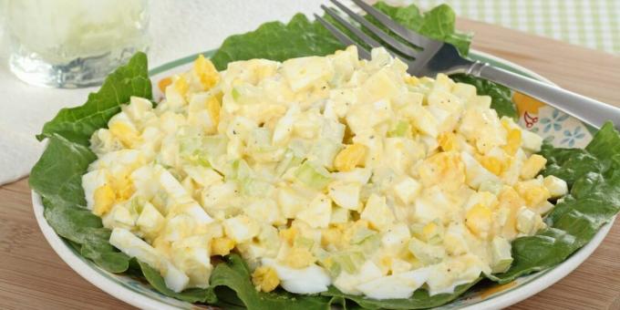 Salada de ovo com pepino e aipo