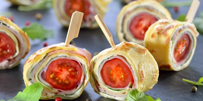 Rolos de panqueca com presunto e tomate