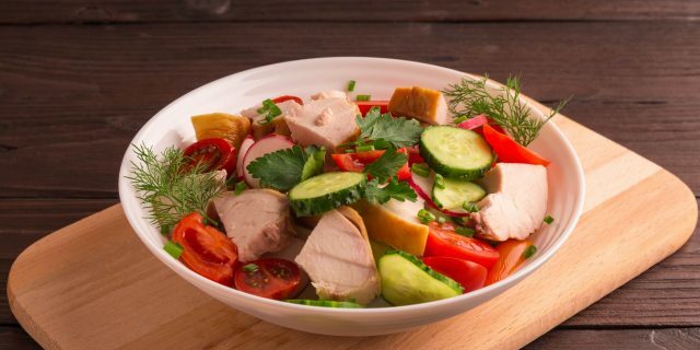 Salada com frango defumado, rabanete e pepinos frescos