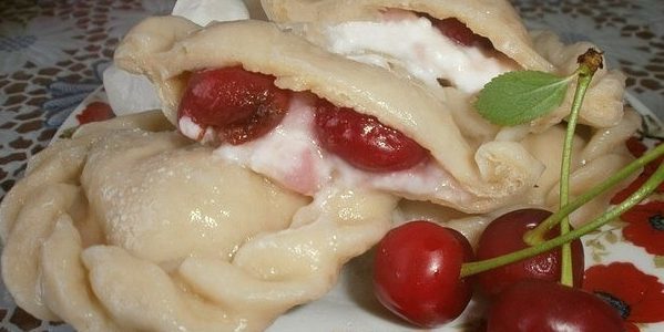 Bolinhos com cerejas e creme de queijo