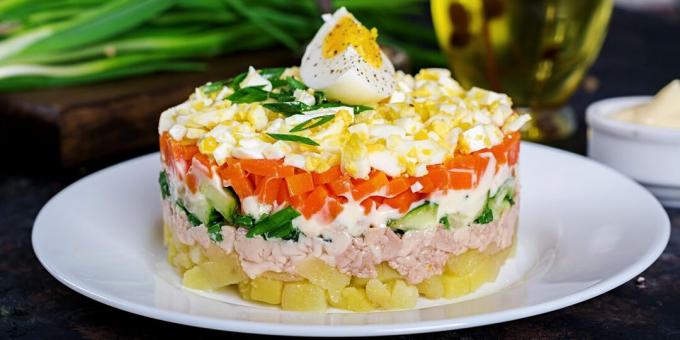 Salada com fígado de bacalhau, legumes e ovos