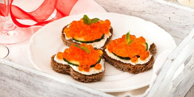 Sanduíches com caviar vermelho e um pepino