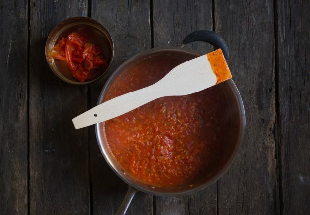 Como fazer uma caçarola de bolinhos italianos: adicione tomates ao seu assado
