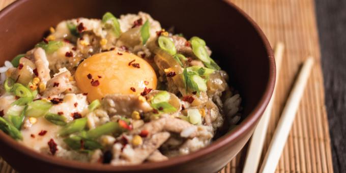 Oyakodon japonês clássico com saquê e caldo dashi