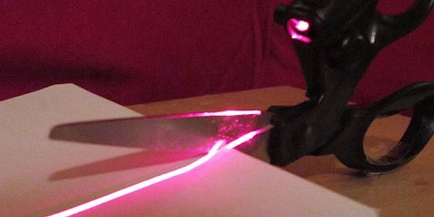 Tesouras com ponteiro laser