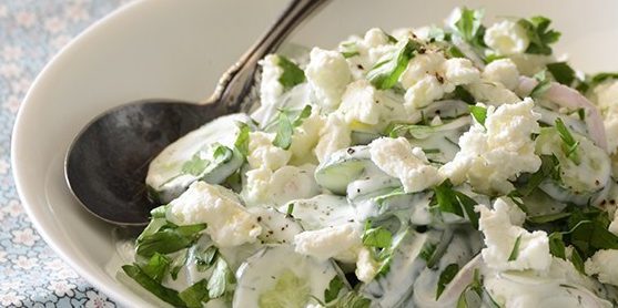 Salada com queijo e pepino