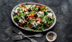 Salada com grão de bico, legumes e queijo feta