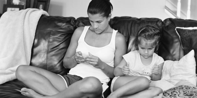 Pessoas sem smartphones - mãe e filha