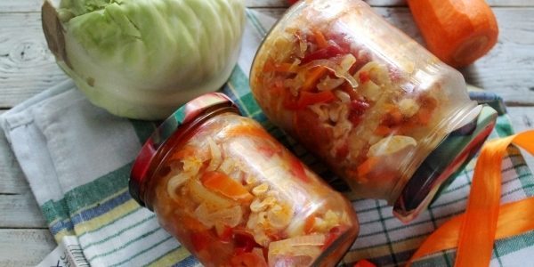 Saladas de repolho para o inverno: Salada de repolho com tomate e pimenta