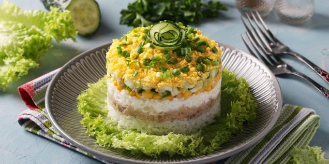 Salada em camadas com arroz e fígado de bacalhau