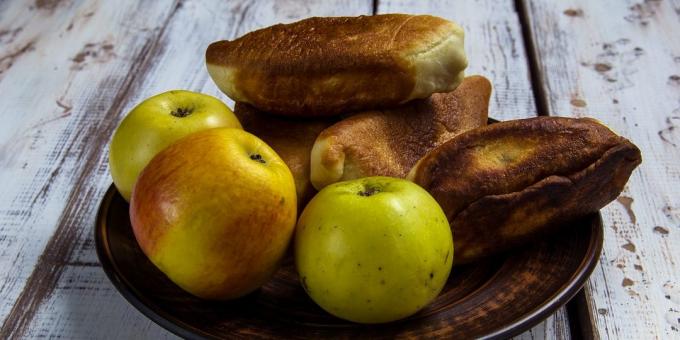 Bolos de massa sem fermento com maçãs e peras