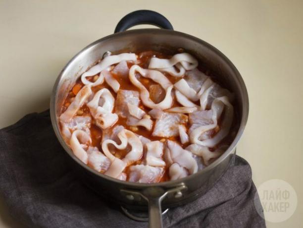 Como fazer um ensopado de peixe: coloque peixes e frutos do mar no molho, mexa delicadamente