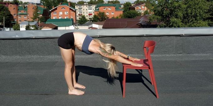 Exercícios simples de ioga: ficar curvado para a frente