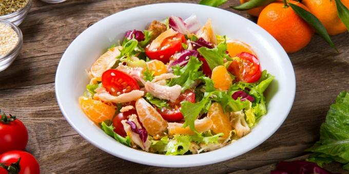Salada de baixa caloria com frango, tangerina e queijo