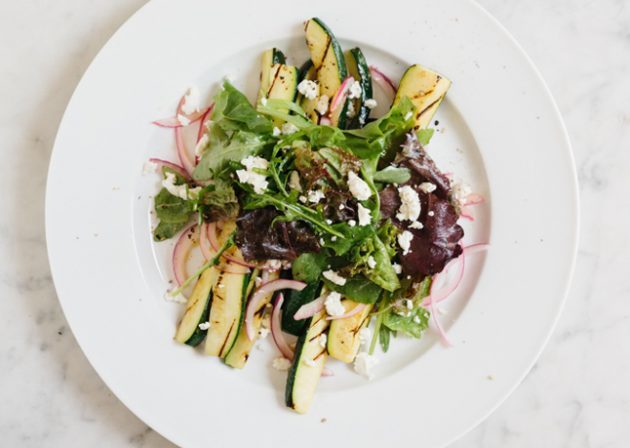 saladas de verão: grelhado salada de abobrinha, ervas e feta