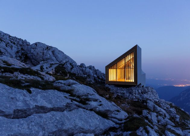 Little House on the topo da montanha para alpinistas recreação