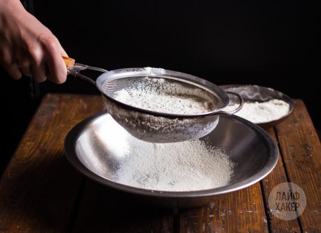 Universal levedura massa: peneire a farinha