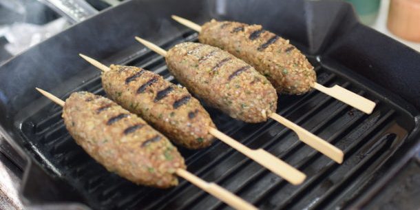 Como cozinhar kebab na placa