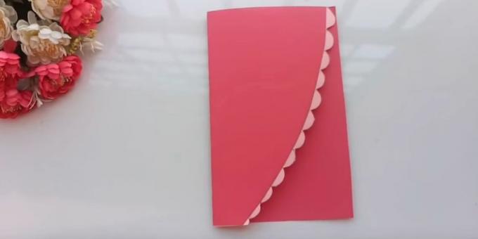 Cartão de aniversário com suas próprias mãos: Corte a folha de papel cor de rosa ao meio transversalmente