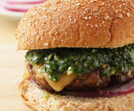 Como cozinhar um hambúrguer com molho chimichurri