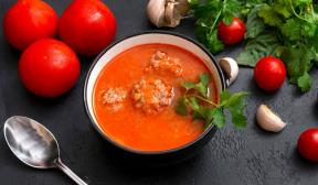 Sopa de tomate com arroz e almôndegas
