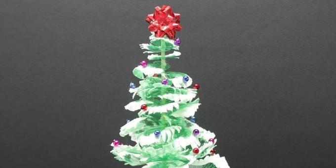 Como fazer uma árvore de Natal com garrafas de plástico com suas próprias mãos