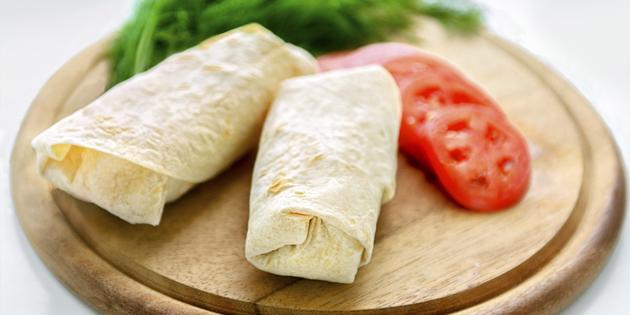 Shawarma de vegetais com couve chinesa, pepino e tomate