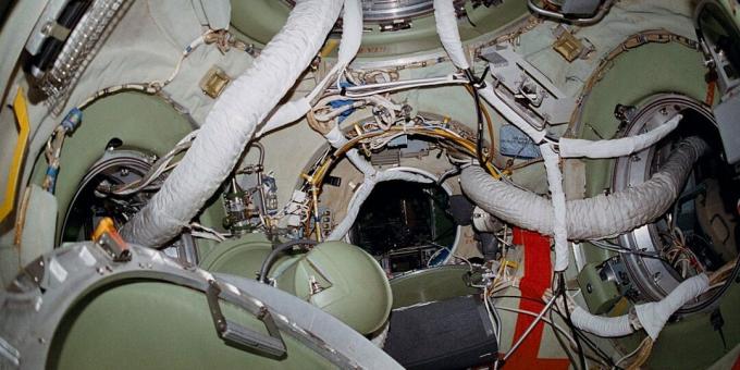 Interior do compartimento de encaixe da estação orbital Mir