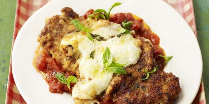 O que cozinhar carne de porco: escalope com molho de tomate com mussarela