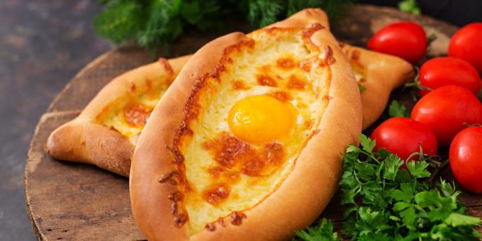 Khachapuri Adjara em massa de fermento