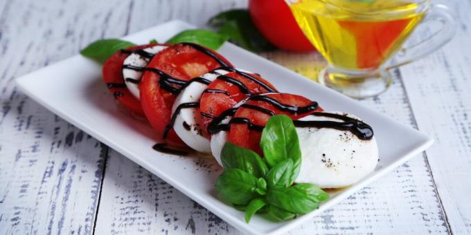 Salada com mussarela, tomate e molho balsâmico: uma receita simples