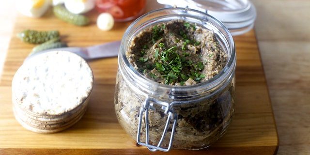 Caviar de mel cogumelos agaric, alho e tomates