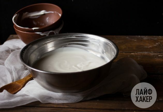 Para fazer cream cheese à base de iogurte caseiro, combine creme de leite e iogurte