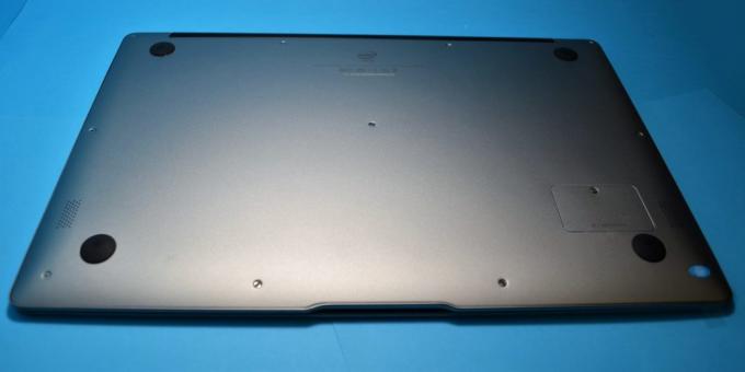 Chuwi LapBook Air. A superfície inferior
