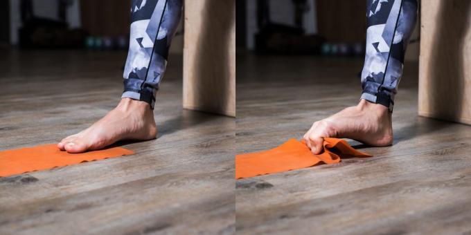Exercícios para os pés planos: Puxando a toalha
