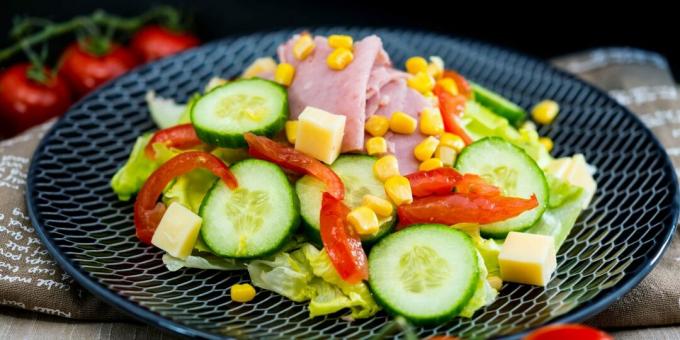 Salada com presunto, pimentão e queijo