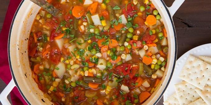 sopas de legumes: Sopa com cenouras, milho, ervilhas e feijão verde